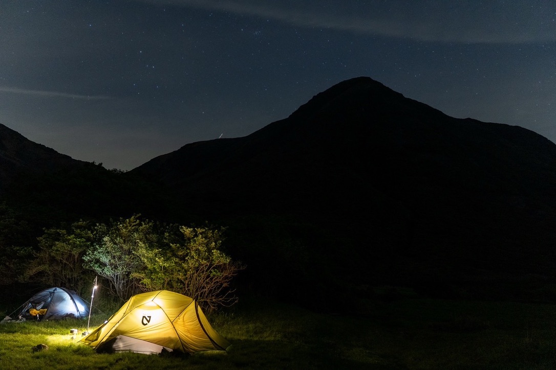 本当の快適さのためのテントやエアマット。革新的なデザインと機能性を