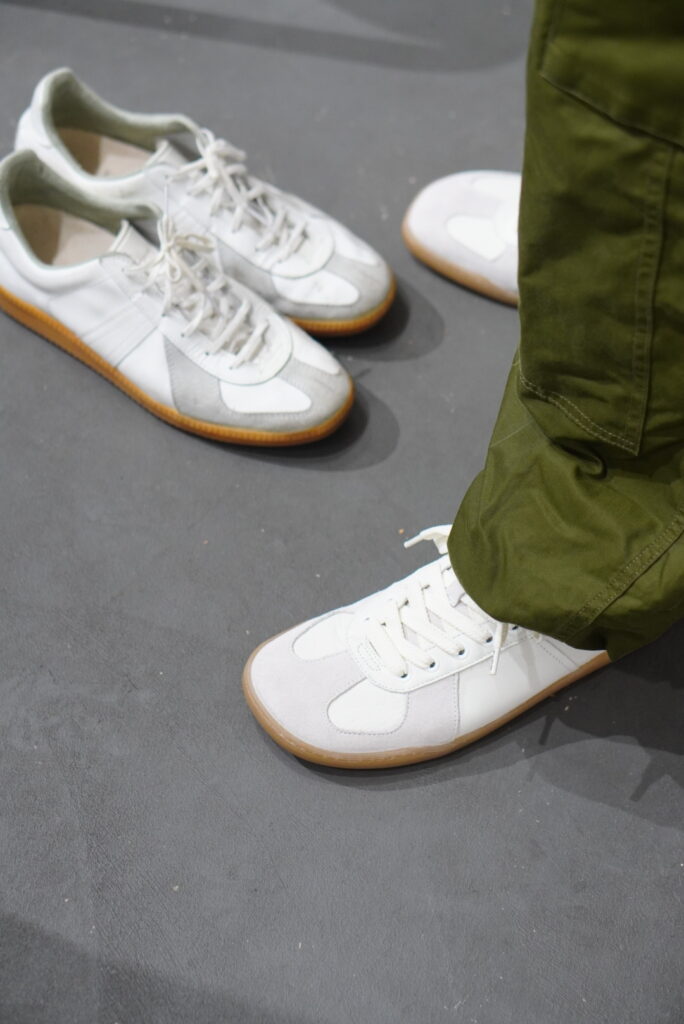 お客さんがお店にはいてきたジャーマントレーナーとBLUSUN。指先の開放感が全く違うと感動されていました。