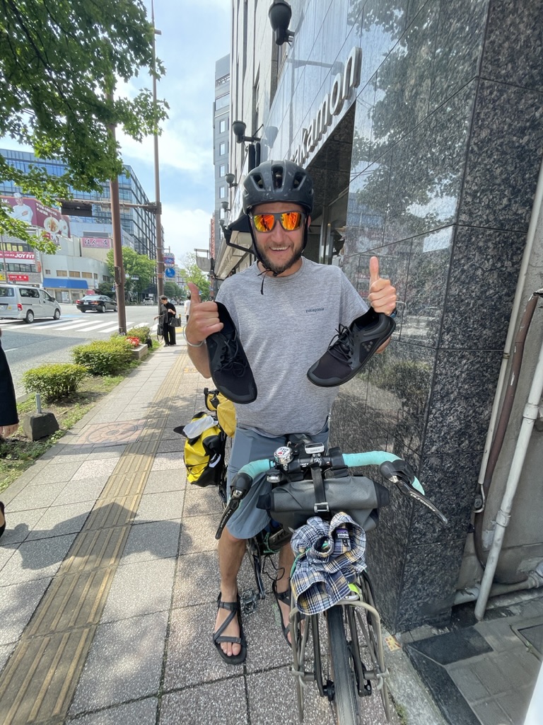 自転車で日本一周をしてきた男性。これから韓国へ。