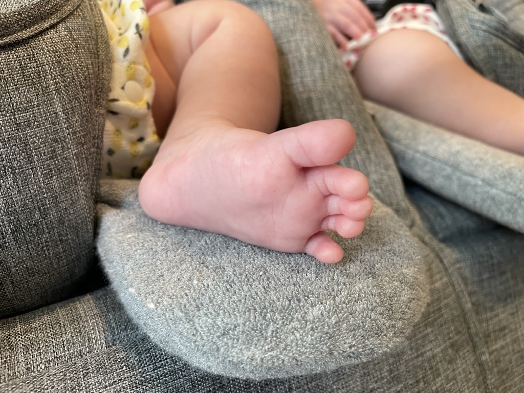 お客さんの双子の赤ちゃんの足。健康的な足の形に感動。